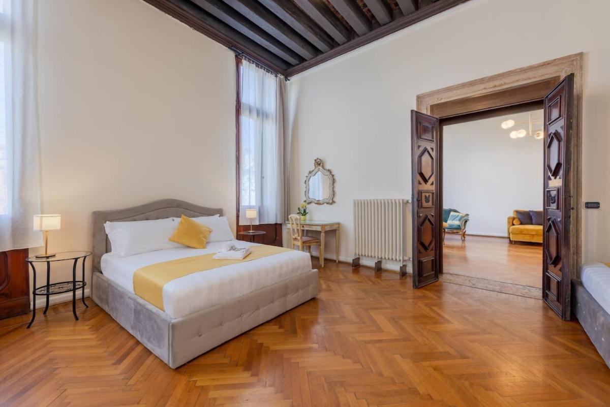 View Of Grand Canal Luxury - Station 5 Minutes Apartment *